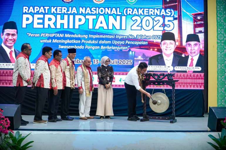 Gubernur Provinsi Sumatera Selatan (Sumsel), Herman Deru, membuka Rapat Kerja Nasional (Rakernas) Perhimpunan Penyuluh Pertanian Indonesia (Perhiptani) Tahun 2025, di Asrama Haji Palembang, pada hari Senin, tanggal 14 Juli 2025. (BEKISARMEDIA.ID/SIKUMBANG)