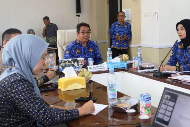 Plt. Asisten Bidang Perekonomian dan Pembangunan Sekretariat Daerah Muba, Erdiansyah, dan dihadiri Kepala Badan Penyelenggara Jaminan Sosial (BPJS) Kesehatan serta diikuti oleh Kepala Perangkat Daerah Kabupaten Muba yang terkait, pada hari Selasa, tanggal 17 Juni 2025, di Ruang Rapat Randik. (BEKISARMEDIA.ID/SIKUMBANG)