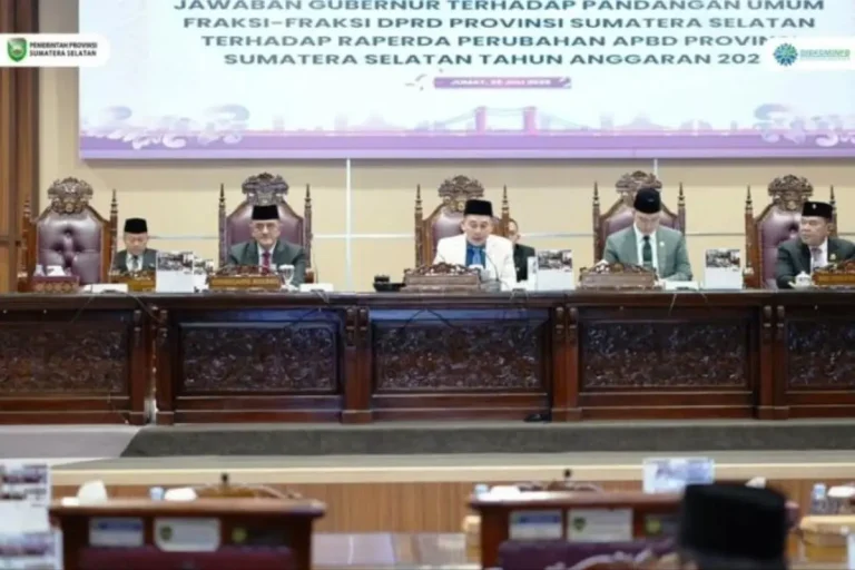 Pemerintah Provinsi (Pemprov) Sumatera Selatan (Sumsel) menyampaikan jawaban atas pandangan umum fraksi-fraksi DPRD Sumsel terhadap Rancangan Peraturan Daerah (Raperda) tentang Perubahan APBD Tahun Anggaran 2025. (BEKISARMEDIA.ID/SIKUMBANG) Pemerintah Provinsi (Pemprov) Sumatera Selatan (Sumsel) menyampaikan jawaban atas pandangan umum fraksi-fraksi DPRD Sumsel terhadap Rancangan Peraturan Daerah (Raperda) tentang Perubahan APBD Tahun Anggaran 2025. (BEKISARMEDIA.ID/SIKUMBANG)