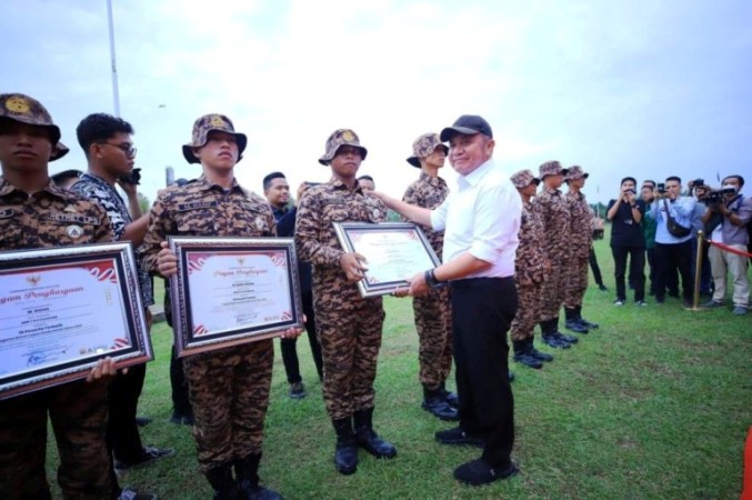 Gubernur Sumatera Selatan (Sumsel), H. Herman Deru, secara resmi menutup kegiatan Pendidikan Karakter Retret Laskar Pandu Satria, yang berlangsung sejak 1 hingga 11 Juli 2025, di Bumi Perkemahan Gandus Palembang, pada hari Jum'at, tanggal 11 Juli 2025. (BEKISARMEDIA.ID/SIKUMBANG)