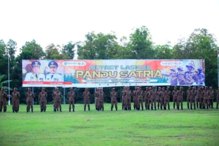 Gubernur Sumatera Selatan (Sumsel), H. Herman Deru, secara resmi menutup kegiatan Pendidikan Karakter Retret Laskar Pandu Satria, yang berlangsung sejak 1 hingga 11 Juli 2025, di Bumi Perkemahan Gandus Palembang, pada hari Jum'at, tanggal 11 Juli 2025. (BEKISARMEDIA.ID/SIKUMBANG)