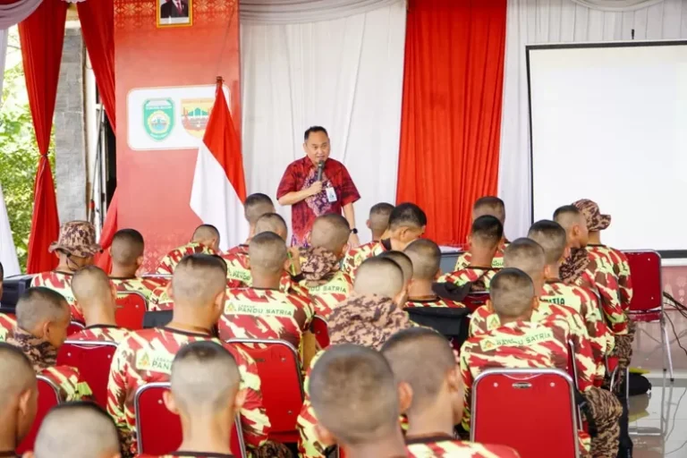 Semangat nasionalisme dan kebersamaan tampak menyala dalam diri ratusan pelajar dari enam kabupaten dan kota di Sumatera Selatan (Sumsel), yang mengikuti kegiatan retret Laskar Pandu Satria di Bumi Perkemahan Gandus, Palembang, pada hari Rabu, tanggal 3 Juli 2025. (BEKISARMEDIA.ID/SIKUMBANG)