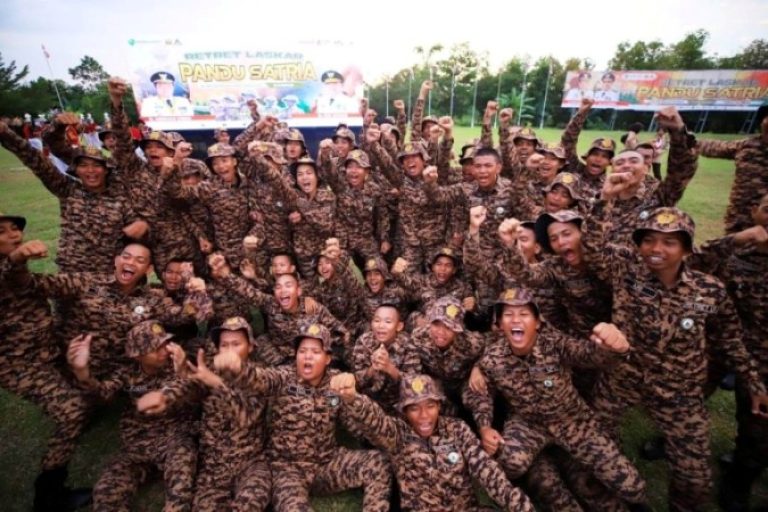 Gubernur Sumatera Selatan (Sumsel), H. Herman Deru, secara resmi menutup kegiatan Pendidikan Karakter Retret Laskar Pandu Satria, yang berlangsung sejak 1 hingga 11 Juli 2025, di Bumi Perkemahan Gandus Palembang, pada hari Jum'at, tanggal 11 Juli 2025. (BEKISARMEDIA.ID/SIKUMBANG)
