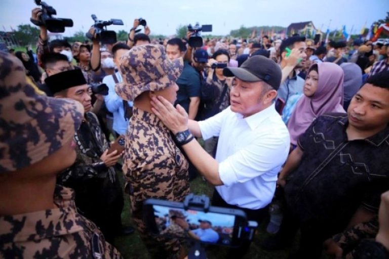 Gubernur Sumatera Selatan (Sumsel), H. Herman Deru, secara resmi menutup kegiatan Pendidikan Karakter Retret Laskar Pandu Satria, yang berlangsung sejak 1 hingga 11 Juli 2025, di Bumi Perkemahan Gandus Palembang, pada hari Jum'at, tanggal 11 Juli 2025. (BEKISARMEDIA.ID/SIKUMBANG)