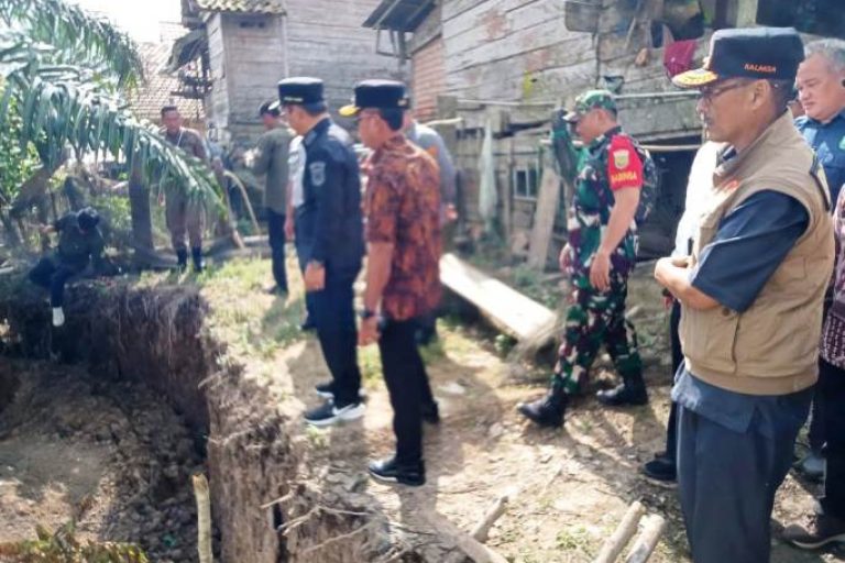 Wakil Bupati Muba, Rohman, turun langsung ke lapangan, untuk meninjau lokasi bencana tanah longsor yang terjadi di Kelurahan Ngulak, Kecamatan Sanga Desa, pada hari pada Kamis, tanggal 12 Juni 2025. (BEKISARMEDIA.ID/SIKUMBANG)
