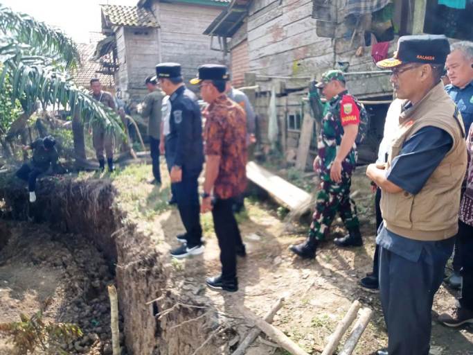 Wakil Bupati Muba, Rohman, turun langsung ke lapangan, untuk meninjau lokasi bencana tanah longsor yang terjadi di Kelurahan Ngulak, Kecamatan Sanga Desa, pada hari pada Kamis, tanggal 12 Juni 2025. (BEKISARMEDIA.ID/SIKUMBANG)