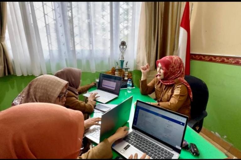 Kepala Sekolah dan Guru yang mengajar di SDN 123 Palembang. (BEKISARMEDIA.ID/SIKUMBANG)