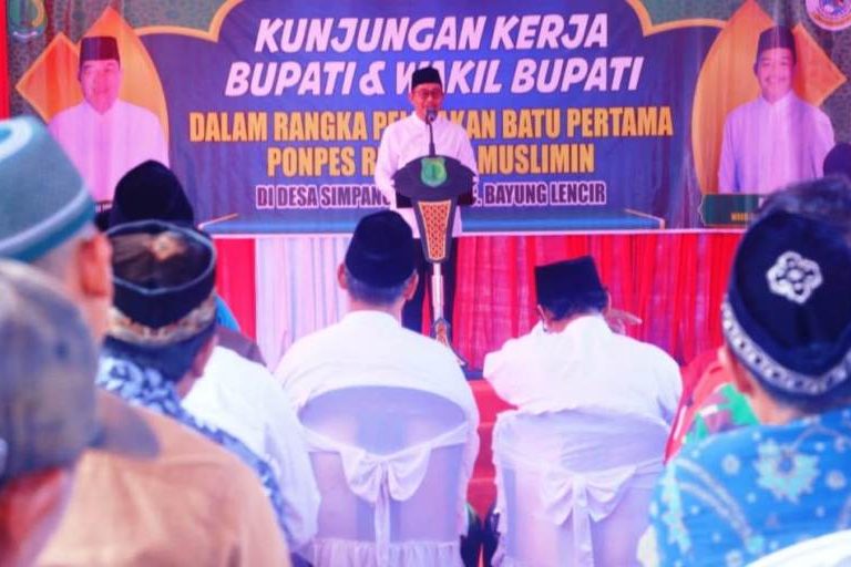 Wakil Bupati Musi Banyuasin (Wabup Muba), Rohman, melakukan kunjungan kerja ke Desa Simpang Bayat, Kecamatan Bayung Lencir dalam rangka kegiatan Safari Jumat yang dirangkaikan dengan peletakan batu pertama pembangunan Pondok Pesantren Riyadhul Muslimin, Jumat, tanggal 27 Juni 2025. (BEKISARMEDIA.ID/SIKUMBANG)