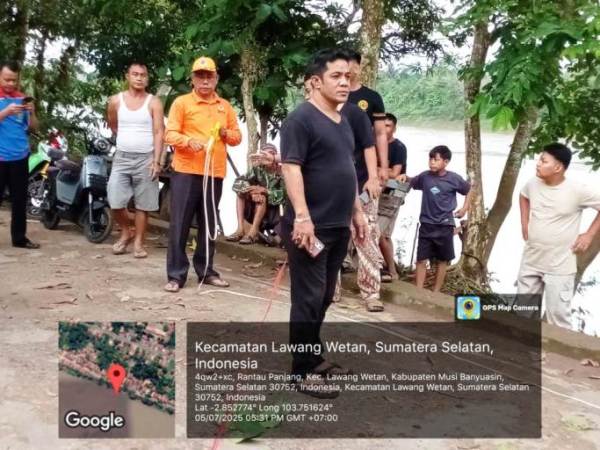 Tim Badan Penanggulangan Bencana Daerah (BPBD) Kabupaten Musi Banyuasin (Muba) bergerak cepat menindaklanjuti laporan bencana tanah longsor yang terjadi di Dusun 5, Desa Rantau Panjang, Kecamatan Lawang Wetan, pada hari Sabtu, tanggal 5 Juli 2025. (BEKISARMEDIA.ID/APRIZAL)