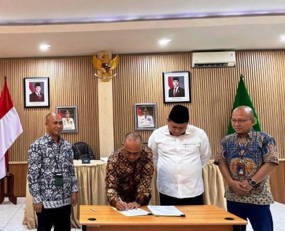 Sekretaris Daerah (Sekda) Muba, Dr. H. Apriyadi Mahmud, resmi melakukan Penandatanganan Naskah Perjanjian Kerjasama Penggunaan Kawasan Hutan untuk Kegiatan Pemasangan Jaringan Distribusi Listrik Masuk Desa, di Kantor Dinas Kehutanan Provinsi Sumatera Selatan (Sumsel), pada hari Jum'at, tanggal 4 Juli 2025. (BEKISARMEDIA.ID/SIKUMBANG)