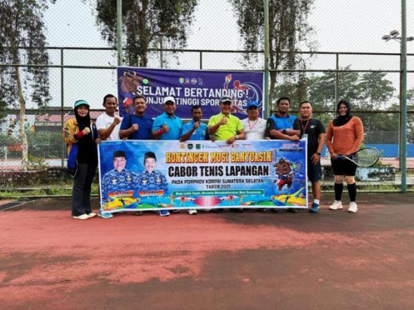 Kontingen Cabang Olahraga Tenis Lapangan pada Pekan Olahraga Provinsi (Porprov) Korps Pegawai Republik Indonesia (KOPRI) Provinsi Sumatera Selatan (Sumsel) tahun 2025 asal Kabupaten Musi Banyuasin. (BEKISARMEDIA.ID/APRIZAL)