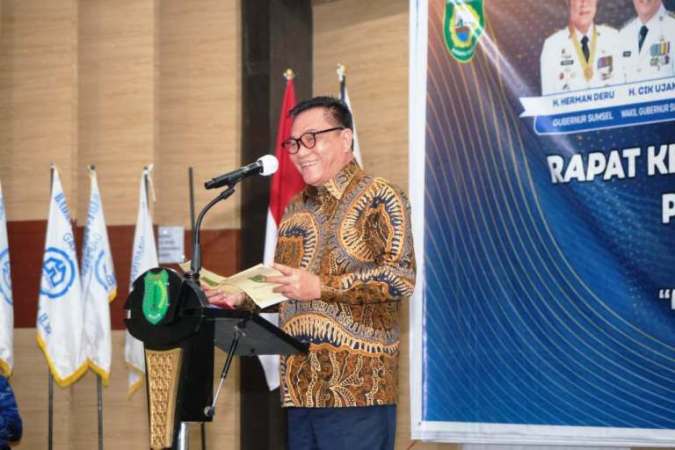 Bupati Kabupaten Musi Banyuasin (Muba), M. Toha, menghadiri Rapat Kerja Daerah (Rakerda) Badan Pengurus Daerah (BPD) Gabungan Pelaksana Konstruksi Nasional Indonesia (GAPENSI) Provinsi Sumatera Selatan (Sumsel), yang digelar di Gedung Dharma Wanita, Sekayu, pada hari Selasa malam, tanggal 8 Juli 2025. (BEKISARMEDIA.ID/SIKUMBANG)