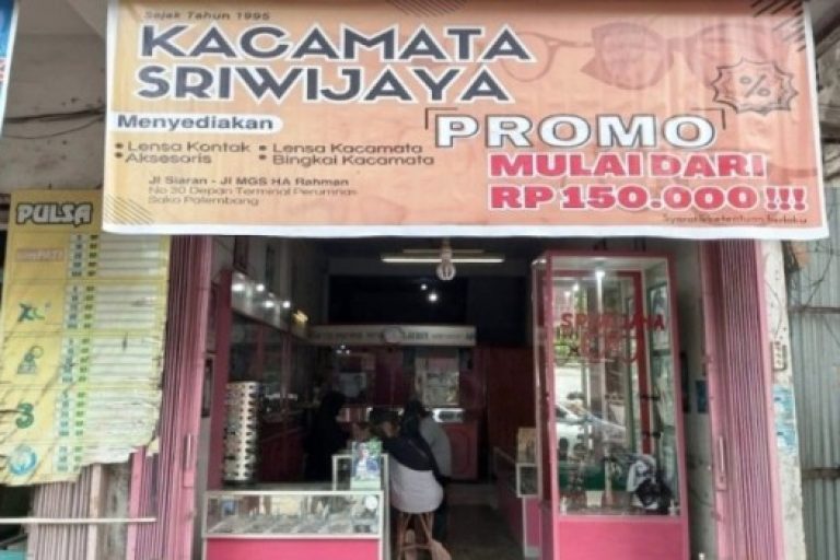Toko Optik Sriwijaya yang berada di Jalan Siaran, depan terminal Sako, Palembang. (BEKISARMEDIA.ID/SIKUMBANG)