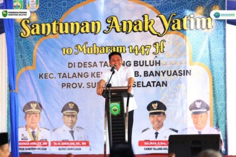 Gubernur Sumatera Selatan (Sumsel), Herman Deru. menghadiri kegiatan penyaluran santunan kepada anak-anak yatim piatu dalam rangka memperingati 10 Muharam 1447 Hijriah di Desa Talang Buluh, Kecamatan Talang Kelapa, Kabupaten Banyuasin, pada hari Minggu, tanggal 06 Juli 2025. (BEKISARMEDIA.ID/SIKUMBANG)