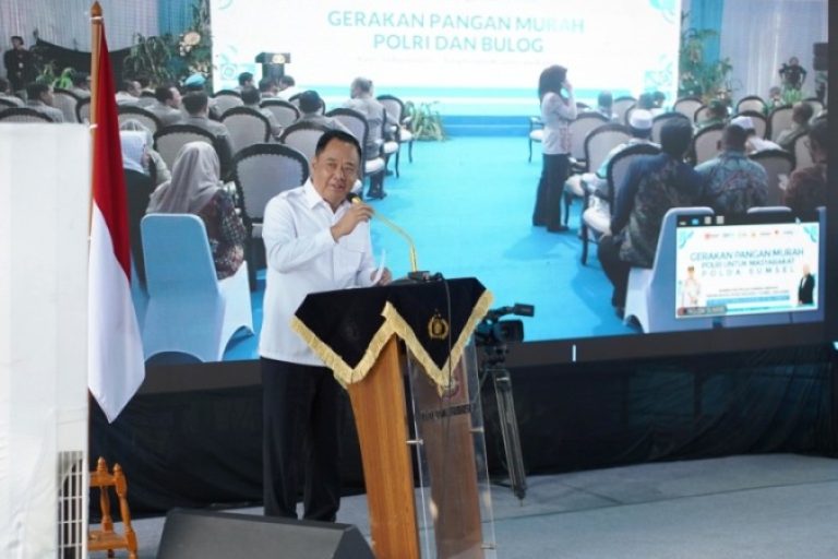 Wakil Gubernur (Wagub) Provinsi Sumatera Selatan (Sumsel), Cik Ujang, menghadiri acara kick off Gerakan Pangan Murah Polri untuk masyarakat, yang digelar oleh Polda Sumsel di halaman Kantor Polsekta Seberang Ulu I, Palembang, pada hari Kamis, tanggal 14 Agustus 2025. (BEKISARMEDIA.ID/SIKUMBANG)