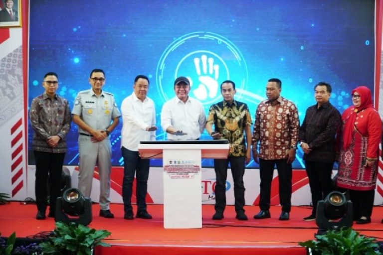 Gubernur Provinsi Sumatera Selatan (Sumsel), Herman Deru, resmi meluncurkan program Pemutihan atau Pemberian Keringanan dan Pembebasan Sanksi Administratif Pajak Kendaraan Bermotor (PKB) Tahun 2025 di PTC Mall, Palembang, hari Sabtu, tanggal 16 Agustus 2025. (BEKISARMEDIA.ID/SIKUMBANG)