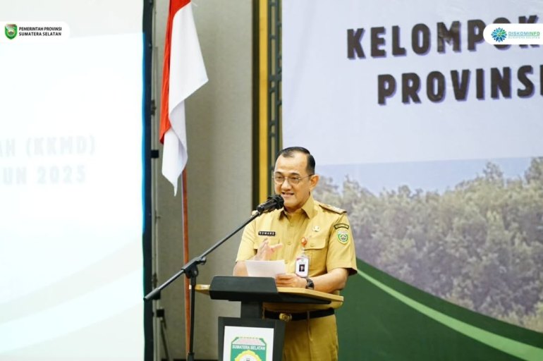 Sekretaris Daerah Provinsi Sumatera Selatan, Edward Candra, menghadiri Rapat Kerja I Kelompok Kerja Mangrove Daerah (KKMD) Provinsi Sumsel Tahun 2025, yang digelar di Hotel Santika Premier Palembang, hari Selasa, tanggal 19 Agustus 2025. (BEKISARMEDIA.ID/SIKUMBANG)