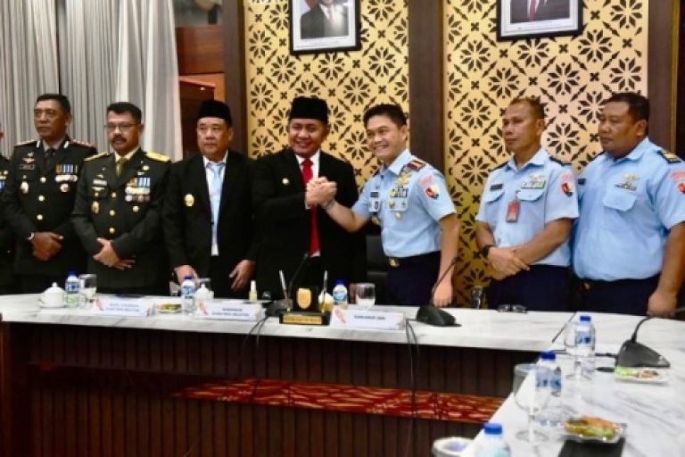 Gubernur Sumatera Selatan, Herman Deru, bersama Komandan Pangkalan TNI Angkatan Udara (Lanud) Sri Mulyono Herlambang (SMH), Kolonel Pnb Zulfikri Arif Purba, setelah penandatanganan penyelesaian aset lahan, di Griya Agung, Palembang, pada hari Rabu, tanggal 13 Agustus 2025. (BEKISARMEDIA.ID/SIKUMBANG)