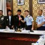 Gubernur Sumatera Selatan, Herman Deru, bersama Komandan Pangkalan TNI Angkatan Udara (Lanud) Sri Mulyono Herlambang (SMH), Kolonel Pnb Zulfikri Arif Purba, setelah penandatanganan penyelesaian aset lahan, di Griya Agung, Palembang, pada hari Rabu, tanggal 13 Agustus 2025. (BEKISARMEDIA.ID/SIKUMBANG)