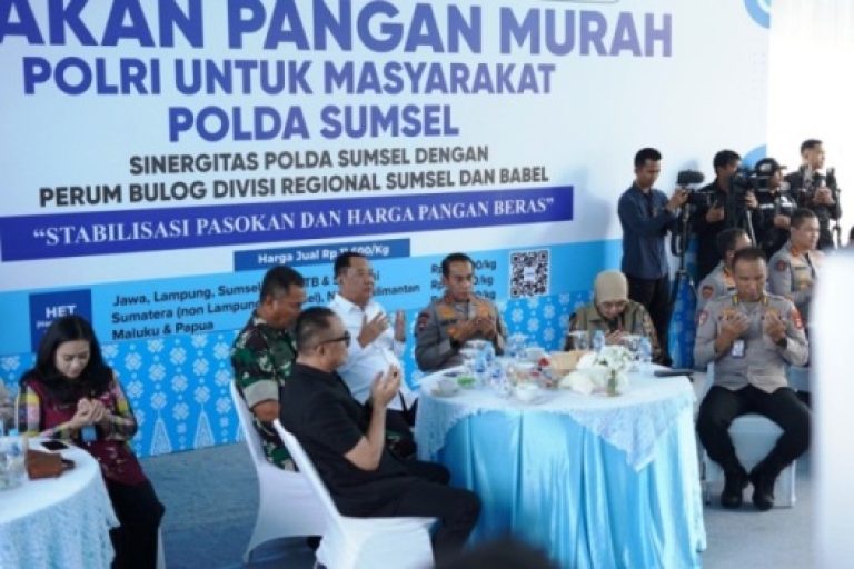 Wakil Gubernur (Wagub) Provinsi Sumatera Selatan (Sumsel), Cik Ujang, menghadiri acara kick off Gerakan Pangan Murah Polri untuk masyarakatl, yang digelar oleh Polda Sumsel di halaman Kantor Polsekta Seberang Ulu I, Palembang, pada hari Kamis, tanggal 14 Agustus 2025. (BEKISARMEDIA.ID/SIKUMBANG)