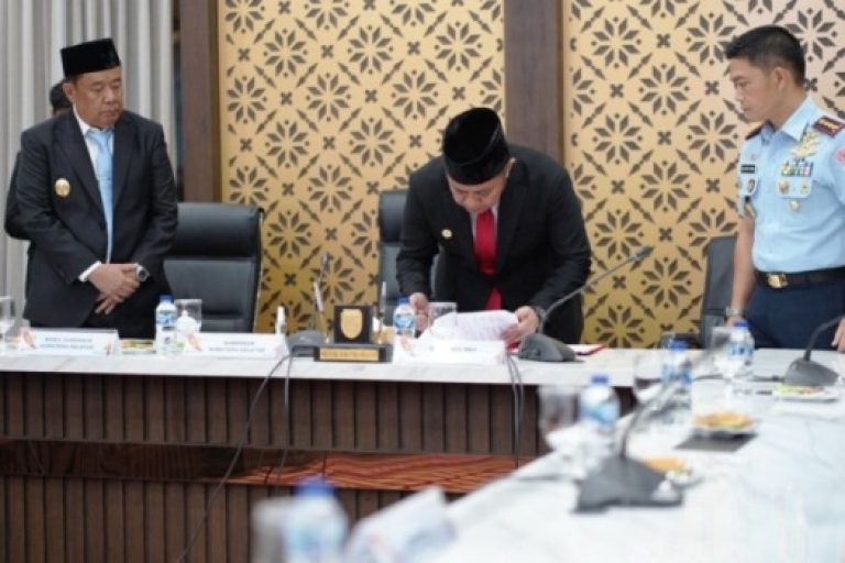 Gubernur Sumsel, Herman Deru, menandatangani kesepakatan bersama terkait penyelesaian aset lahan antara Pemprov Sumsel dengan Pangkalan TNI AU Sri Mulyono Herlambang, di Griya Agung, Palembang, pada hari Rabu, tanggal 13 Agustus 2025. (BEKISARMEDIA.ID/SIKUMBANG)