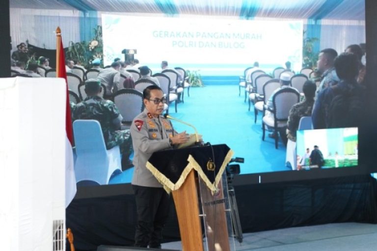 Kapolda Sumsel, Irjen Pol. Andi Rian R. Djajadi, menghadiri acara kick off Gerakan Pangan Murah Polri untuk masyarakat, yang digelar oleh Polda Sumsel di halaman Kantor Polsekta Seberang Ulu I, Palembang, pada hari Kamis, tanggal 14 Agustus 2025. (BEKISARMEDIA.ID/SIKUMBANG)
