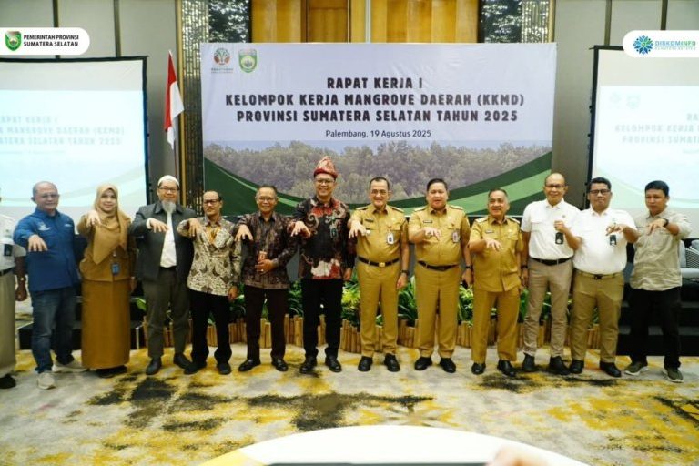 Sekretaris Daerah Provinsi Sumatera Selatan, Edward Candra, menghadiri Rapat Kerja I Kelompok Kerja Mangrove Daerah (KKMD) Provinsi Sumsel Tahun 2025, yang digelar di Hotel Santika Premier Palembang, hari Selasa, tanggal 19 Agustus 2025. (BEKISARMEDIA.ID/SIKUMBANG)