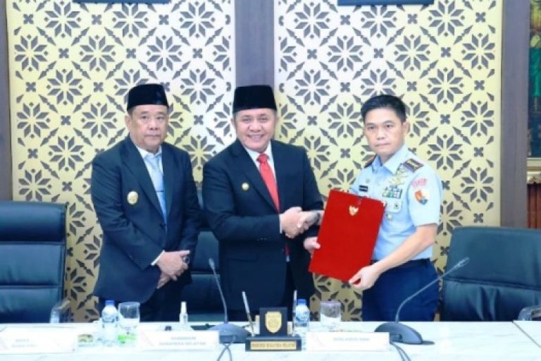 Gubernur Sumatera Selatan, Herman Deru, bersama Komandan Pangkalan TNI Angkatan Udara (Lanud) Sri Mulyono Herlambang (SMH), Kolonel Pnb Zulfikri Arif Purba, setelah penandatanganan penyelesaian aset lahan, di Griya Agung, Palembang, pada hari Rabu, tanggal 13 Agustus 2025. (BEKISARMEDIA.ID/SIKUMBANG)