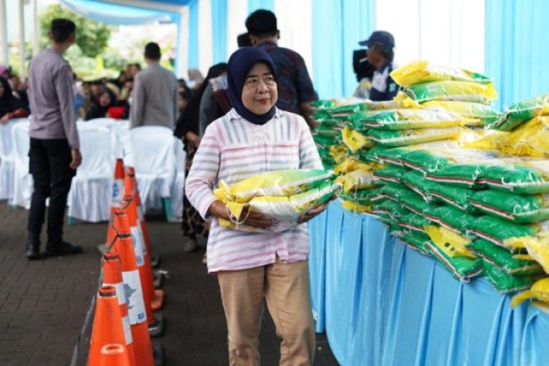 Warga Sumsel mengikuti acara kick off Gerakan Pangan Murah Polri untuk masyarakat, yang digelar oleh Polda Sumsel di halaman Kantor Polsekta Seberang Ulu I, Palembang, pada hari Kamis, tanggal 14 Agustus 2025. (BEKISARMEDIA.ID/SIKUMBANG)