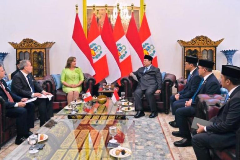 Presiden Republik Indonesia, Prabowo Subianto, dan Presiden Republik Peru, Dina Ercilia Boluarte Zegarra, melakukan pertemuan tête-à-tête, di ruang kerja Istana Merdeka, Jakarta, pada hari Senin, tanggal 11 Agustus 2025. (foto: BPMI Setpres/Laily Rachev)