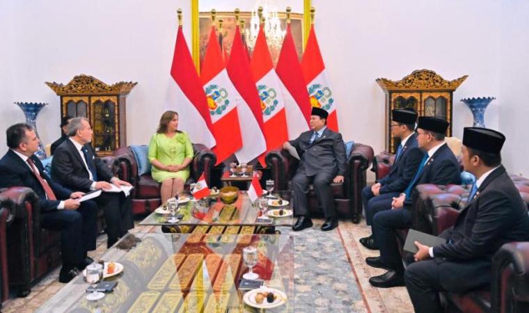 Presiden Republik Indonesia, Prabowo Subianto, dan Presiden Republik Peru, Dina Ercilia Boluarte Zegarra, melakukan pertemuan tête-à-tête, di ruang kerja Istana Merdeka, Jakarta, pada hari Senin, tanggal 11 Agustus 2025. (foto: BPMI Setpres/Laily Rachev)