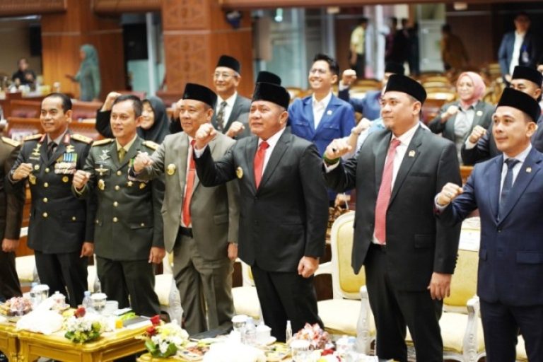 Gubernur Sumatera Selatan (Sumsel), Herman Deru, dan Wakil Gubernur (Wagub) Sumsel, Cik Ujang, menghadiri Pidato Kenegaraan Presiden Republik Indonesia, Prabowo Subianto, di DPRD Sumsel, Jum'at, 15 Agustus 2025. (BEKISARMEDIA.ID/SIKUMBANG)