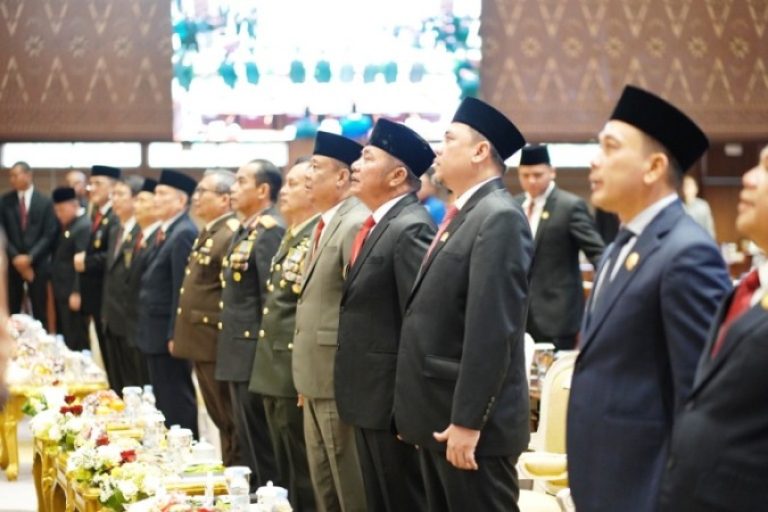 Gubernur Sumatera Selatan (Sumsel), Herman Deru, dan Wakil Gubernur (Wagub) Sumsel, Cik Ujang, menghadiri Pidato Kenegaraan Presiden Republik Indonesia, Prabowo Subianto, di DPRD Sumsel, Jum'at, 15 Agustus 2025. (BEKISARMEDIA.ID/SIKUMBANG)