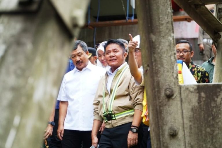 Gubernur Provinsi Sumatera Selatan, Herman Deru, menghadiri acara penandatanganan berita acara kesepakatan rekonstruksi jembatan Muara Lawai yang ambruk pada dua bulan lalu, hari Sabtu, tanggal 30 Agustus 2205. (BEKISARMEDIA.ID/SIKUMBANG)