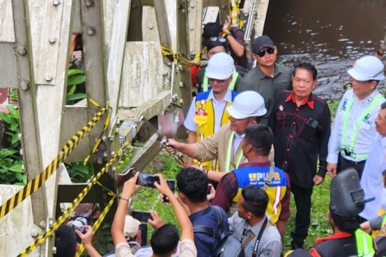 Gubernur Provinsi Sumatera Selatan, Herman Deru, menghadiri acara penandatanganan berita acara kesepakatan rekonstruksi jembatan Muara Lawai yang ambruk pada dua bulan lalu, hari Sabtu, tanggal 30 Agustus 2205. (BEKISARMEDIA.ID/SIKUMBANG)