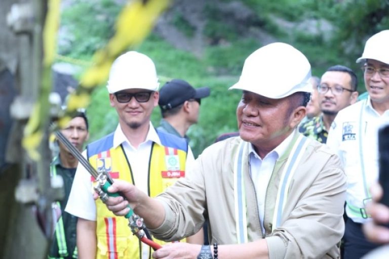 Gubernur Provinsi Sumatera Selatan, Herman Deru, menghadiri acara penandatanganan berita acara kesepakatan rekonstruksi jembatan Muara Lawai yang ambruk pada dua bulan lalu, hari Sabtu, tanggal 30 Agustus 2205. (BEKISARMEDIA.ID/SIKUMBANG)