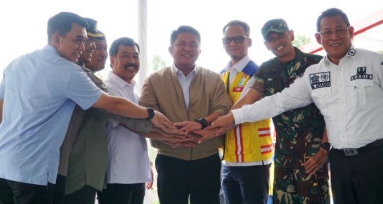 Gubernur Provinsi Sumatera Selatan, Herman Deru, menghadiri acara penandatanganan berita acara kesepakatan rekonstruksi jembatan Muara Lawai yang ambruk pada dua bulan lalu, hari Sabtu, tanggal 30 Agustus 2205. (BEKISARMEDIA.ID/SIKUMBANG)