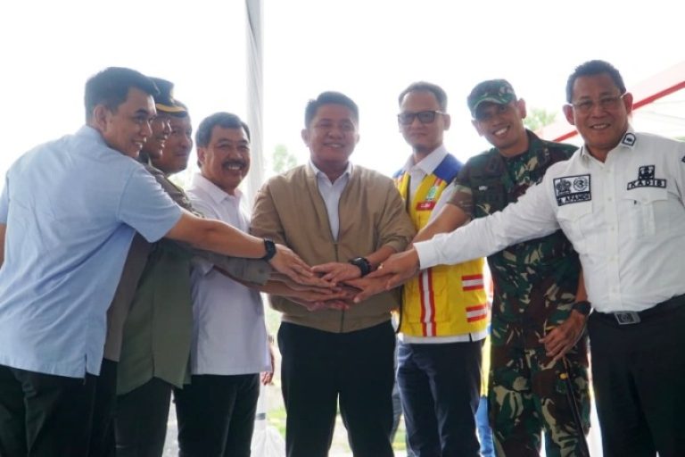 Gubernur Provinsi Sumatera Selatan, Herman Deru, menghadiri acara penandatanganan berita acara kesepakatan rekonstruksi jembatan Muara Lawai yang ambruk pada dua bulan lalu, hari Sabtu, tanggal 30 Agustus 2205. (BEKISARMEDIA.ID/SIKUMBANG)