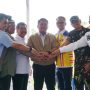 Gubernur Provinsi Sumatera Selatan, Herman Deru, menghadiri acara penandatanganan berita acara kesepakatan rekonstruksi jembatan Muara Lawai yang ambruk pada dua bulan lalu, hari Sabtu, tanggal 30 Agustus 2205. (BEKISARMEDIA.ID/SIKUMBANG)