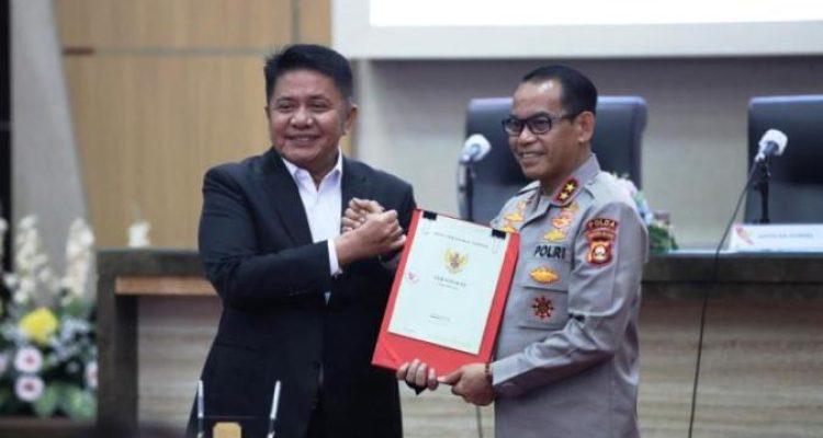 Gubernur Sumsel, Herman Deru, melakukan salam komando dengan Kapolda SUmsel, Andi Rian R. Djajadi, pada acara penyerahan aset gedung UPT Bapenda Palembang I kepada Polda Sumsel. (BEKISARMEDIA.ID/SIKUMBANG)