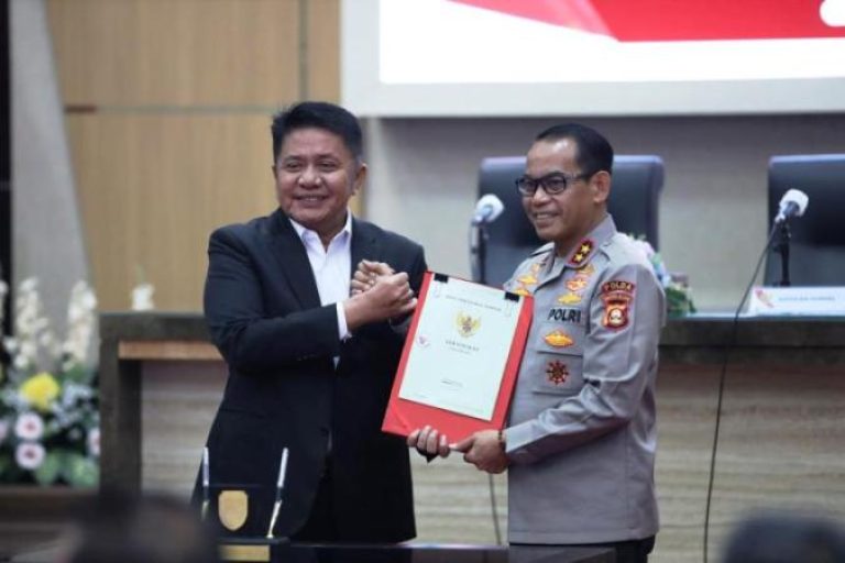 Gubernur Sumsel, Herman Deru, melakukan salam komando dengan Kapolda SUmsel, Andi Rian R. Djajadi, pada acara penyerahan aset gedung UPT Bapenda Palembang I kepada Polda Sumsel. (BEKISARMEDIA.ID/SIKUMBANG)