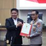 Gubernur Sumsel, Herman Deru, melakukan salam komando dengan Kapolda SUmsel, Andi Rian R. Djajadi, pada acara penyerahan aset gedung UPT Bapenda Palembang I kepada Polda Sumsel. (BEKISARMEDIA.ID/SIKUMBANG)