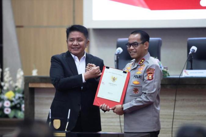 Gubernur Sumsel, Herman Deru, melakukan salam komando dengan Kapolda SUmsel, Andi Rian R. Djajadi, pada acara penyerahan aset gedung UPT Bapenda Palembang I kepada Polda Sumsel. (BEKISARMEDIA.ID/SIKUMBANG)