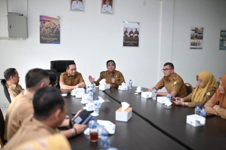 Herryandi Sinulingga saat acara serah terima jabatan sebagai Kepala Dinas Tenaga Kerja dan Transmigrasi, pada hari Selasa, tanggal 12 Agustus 2025. (BEKISARMEDIA.ID/SIKUMBANG)