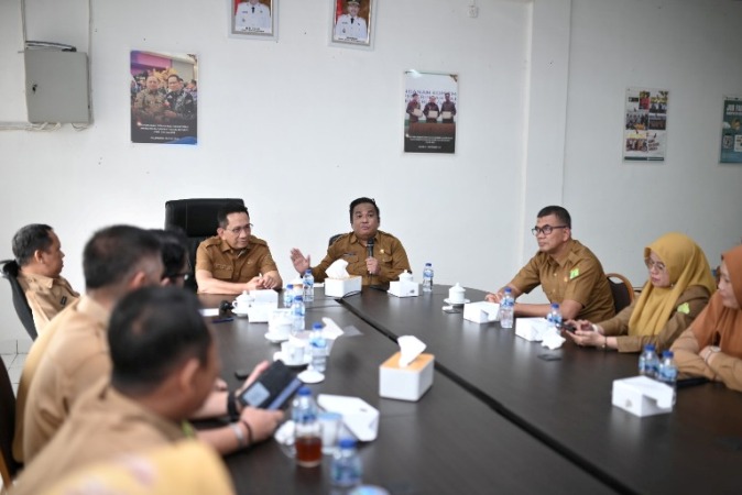 Herryandi Sinulingga saat acara serah terima jabatan sebagai Kepala Dinas Tenaga Kerja dan Transmigrasi, pada hari Selasa, tanggal 12 Agustus 2025. (BEKISARMEDIA.ID/SIKUMBANG)