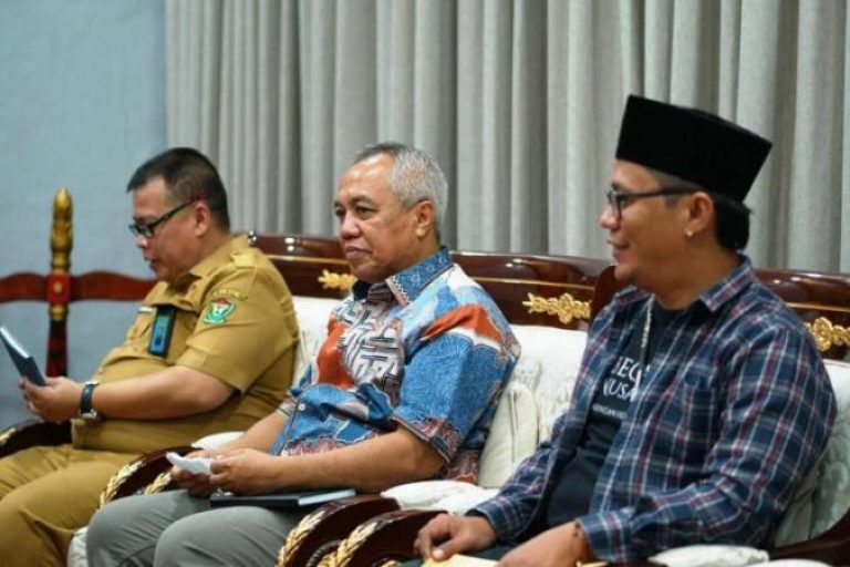 Gubernur Provinsi Sumatera Selatan, Herman Deru, menerima audiensi panitia Karang Asem Festival tahun 2025 di Griya Agung, Kota Palembang, pada hari Selasa, tanggal 26 Agustus 2025. (BEKISARMEDIA.ID/SIKUMBANG)