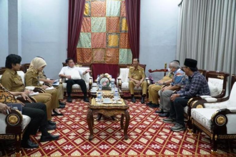 Gubernur Provinsi Sumatera Selatan, Herman Deru, menerima audiensi panitia Karang Asem Festival tahun 2025 di Griya Agung, Kota Palembang, pada hari Selasa, tanggal 26 Agustus 2025. (BEKISARMEDIA.ID/SIKUMBANG)