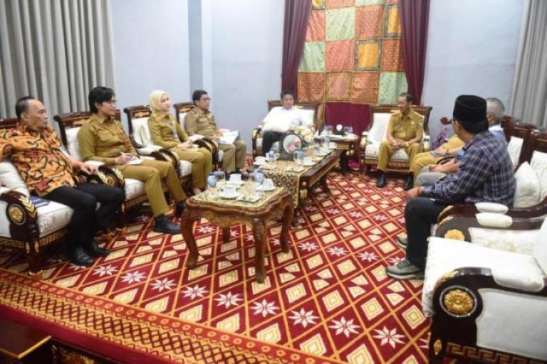 Gubernur Provinsi Sumatera Selatan, Herman Deru, menerima audiensi panitia Karang Asem Festival tahun 2025 di Griya Agung, Kota Palembang, pada hari Selasa, tanggal 26 Agustus 2025. (BEKISARMEDIA.ID/SIKUMBANG)