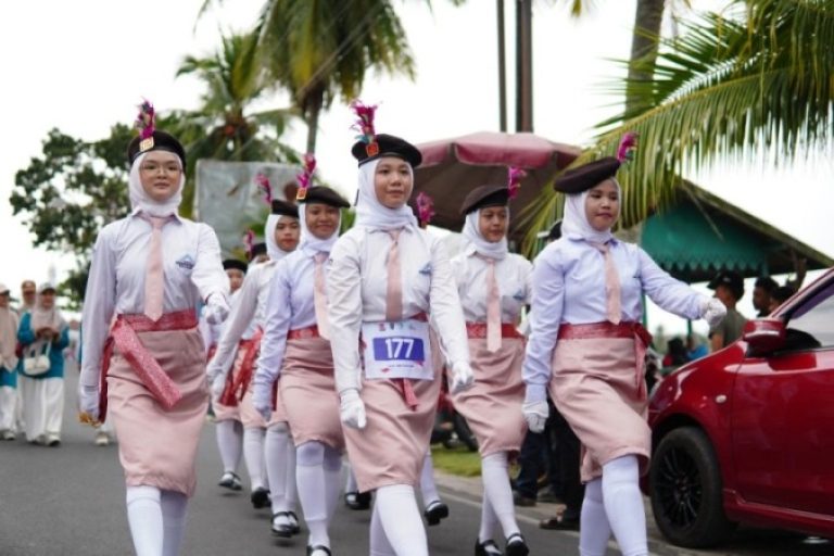 Pelajar di Kabupaten Ogan Komering Ilir (OKI) memeriahkan Lomba Gerak Jalan Indah dalam rangkaian peringatan Hari Ulang Tahun (HUT) ke-80 Republik Indonesia, pada hari Rabu, tanggal 13 Agustus 2025. (BEKISARMEDIA.ID/SIKUMBANG)