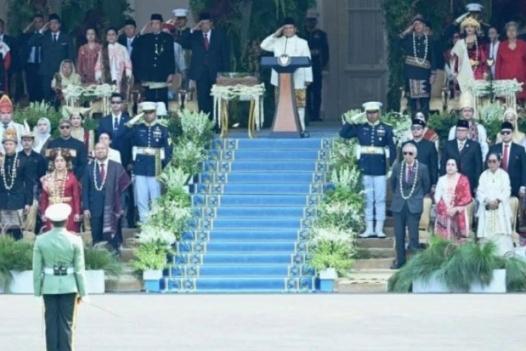 Presiden Republik Indonesia, Prabowo Subianto, memimpin langsung Upacara Peringatan Detik-Detik Proklamasi Kemerdekaan Republik Indonesia di halaman Istana Merdeka, Jakarta, pada Minggu, 17 Agustus 2025. (foto: BPMI Setpres/Kris)